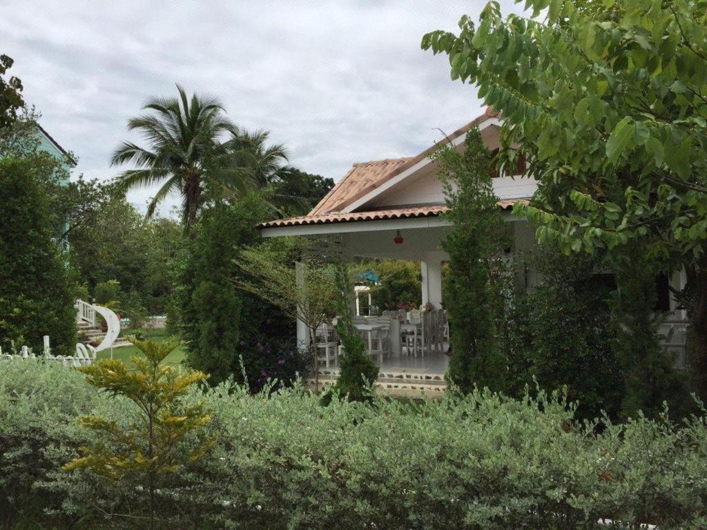 Charisma Resort Suan Phueng Exterior photo